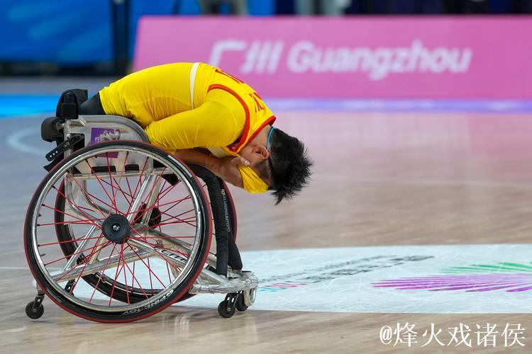 广东男子轮椅篮球夺冠 球员激动落泪